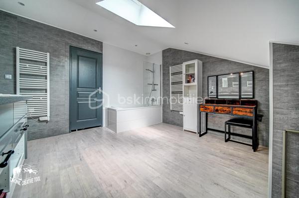 🏡 HOMÉCOURT – BEAU DUPLEX DE 149 m² AVEC TERRASSE, GARAGE ET PARKING

ISOLATION EN COURS DE REFECTION, ELLE SERA FAITE AVANT LA VENTE.

À découvrir beau Duplex sur Homécourt habitable de suite !!!
Situé au sein d’une petite copropriété de seulement 2 appartements et une cellule commerciale, ce spacieux duplex de 149 m² offre de beaux volumes et une agréable distribution sur deux niveaux.
Au 1er étage, vous trouverez une cuisine, un salon, un séjour, une chambre de 18m2 environ, un WC ainsi qu’une belle terrasse couverte de 40 m², idéale pour profiter d’un espace extérieur à l’abri. Celle-ci est attenante à un grenier (environ 42m2), offrant un espace de rangement supplémentaire.
Le 2ème étage se compose de 3 chambres de 13m2 environ, d’une salle de bain et d’un WC.
Ce bien dispose également de plusieurs annexes très appréciables : une cave, un garage et une place de parking privative.

✨ Ses atouts :
•	149 m² habitables
•	4 chambres
•	Terrasse couverte de 30 m²
•	Grenier attenant
•	Garage
•	Cave
•	Place de parking
•	Petite copropriété de 3 appartements
•	Copropriété bénévole (peu de charges annuelle)

Un bien aux beaux volumes, idéal pour une famille à la recherche d’espace et de nombreuses dépendances.