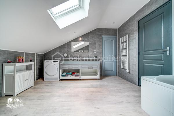 🏡 HOMÉCOURT – BEAU DUPLEX DE 149 m² AVEC TERRASSE, GARAGE ET PARKING

ISOLATION EN COURS DE REFECTION, ELLE SERA FAITE AVANT LA VENTE.

À découvrir beau Duplex sur Homécourt habitable de suite !!!
Situé au sein d’une petite copropriété de seulement 2 appartements et une cellule commerciale, ce spacieux duplex de 149 m² offre de beaux volumes et une agréable distribution sur deux niveaux.
Au 1er étage, vous trouverez une cuisine, un salon, un séjour, une chambre de 18m2 environ, un WC ainsi qu’une belle terrasse couverte de 40 m², idéale pour profiter d’un espace extérieur à l’abri. Celle-ci est attenante à un grenier (environ 42m2), offrant un espace de rangement supplémentaire.
Le 2ème étage se compose de 3 chambres de 13m2 environ, d’une salle de bain et d’un WC.
Ce bien dispose également de plusieurs annexes très appréciables : une cave, un garage et une place de parking privative.

✨ Ses atouts :
•	149 m² habitables
•	4 chambres
•	Terrasse couverte de 30 m²
•	Grenier attenant
•	Garage
•	Cave
•	Place de parking
•	Petite copropriété de 3 appartements
•	Copropriété bénévole (peu de charges annuelle)

Un bien aux beaux volumes, idéal pour une famille à la recherche d’espace et de nombreuses dépendances.