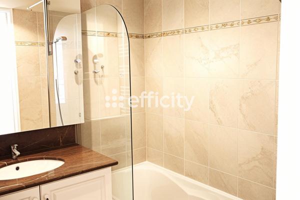 Appartement
         2 pièces
        - 47 m² 372 600 € *
