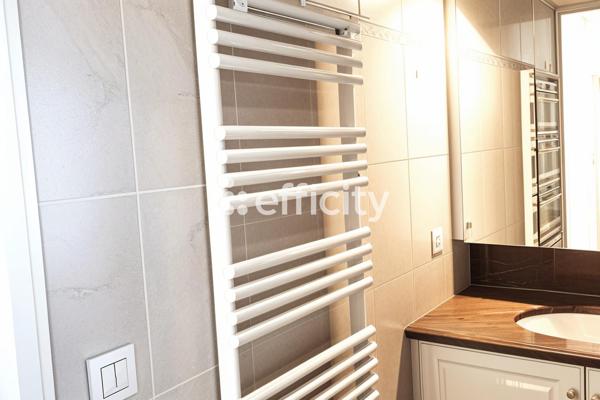 Appartement
         2 pièces
        - 47 m² 372 600 € *