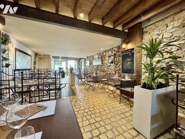À VENDRE — IMMEUBLE EN MONO-PROPRIÉTÉ AVEC RESTAURANT ET APPARTEMENT