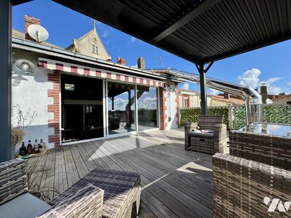À VENDRE — IMMEUBLE EN MONO-PROPRIÉTÉ AVEC RESTAURANT ET APPARTEMENT