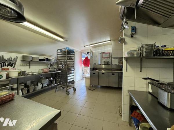 À VENDRE — IMMEUBLE EN MONO-PROPRIÉTÉ AVEC RESTAURANT ET APPARTEMENT