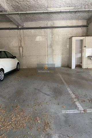Location                                                      Parking
                        
                                                            à Apt