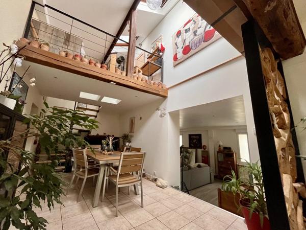 Vente                                                      Maison de village
                        
                     5 pièces                      173 m2                     à Moret-Loing-Et-Orvanne