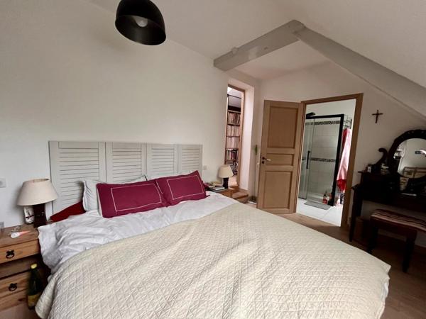 Vente                                                      Maison de village
                        
                     5 pièces                      173 m2                     à Moret-Loing-Et-Orvanne