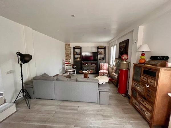 Vente                                                      Maison de village
                        
                     5 pièces                      173 m2                     à Moret-Loing-Et-Orvanne