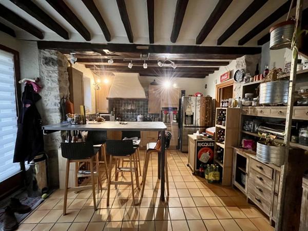 Vente                                                      Maison de village
                        
                     5 pièces                      173 m2                     à Moret-Loing-Et-Orvanne