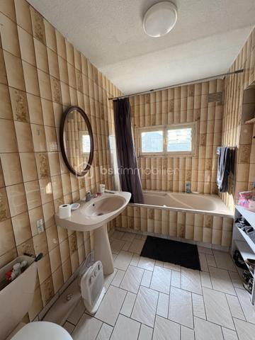 Maison familiale de 115 m² habitables, édifiée sur un terrain de 465 m², située à proximité des commerces et des transports.

Description du bien

Au rez-de-chaussée, la maison se compose d’une entrée desservant un salon, salle à manger, ainsi qu’une cuisine aménagée prolongée par une véranda.
Ce niveau comprend également une chambre, ainsi qu’une salle de bain avec WC.

À l’étage, vous trouverez un espace pouvant être aménagé en suite parentale, composé d’une pièce d’environ 8 m² initialement prévue pour une salle d’eau, d’un dressing, ainsi que d’une chambre.

Vous retrouverez également une chambre de 12 m² traversante sur une chambre de 11 m², ainsi qu’un grenier aménageable, offrant un potentiel d’aménagement supplémentaire.

Extérieurs et annexes

La propriété est implantée sur un terrain de 465 m² et dispose :
	•	d’un garage pouvant accueillir deux véhicules
	•	d’une cour permettant le stationnement de plusieurs véhicules
Ainsi que deux dépendances et une cave.

Cette maison offre de nombreuses possibilités d’aménagement, idéal pour un projet familial.

Travaux de rénovation à prévoir.