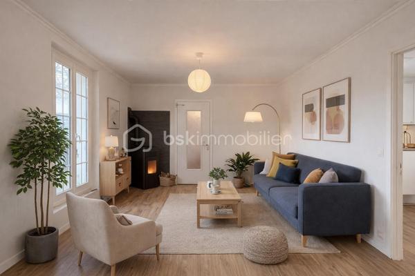 Maison familiale de 115 m² habitables, édifiée sur un terrain de 465 m², située à proximité des commerces et des transports.

Description du bien

Au rez-de-chaussée, la maison se compose d’une entrée desservant un salon, salle à manger, ainsi qu’une cuisine aménagée prolongée par une véranda.
Ce niveau comprend également une chambre, ainsi qu’une salle de bain avec WC.

À l’étage, vous trouverez un espace pouvant être aménagé en suite parentale, composé d’une pièce d’environ 8 m² initialement prévue pour une salle d’eau, d’un dressing, ainsi que d’une chambre.

Vous retrouverez également une chambre de 12 m² traversante sur une chambre de 11 m², ainsi qu’un grenier aménageable, offrant un potentiel d’aménagement supplémentaire.

Extérieurs et annexes

La propriété est implantée sur un terrain de 465 m² et dispose :
	•	d’un garage pouvant accueillir deux véhicules
	•	d’une cour permettant le stationnement de plusieurs véhicules
Ainsi que deux dépendances et une cave.

Cette maison offre de nombreuses possibilités d’aménagement, idéal pour un projet familial.

Travaux de rénovation à prévoir.