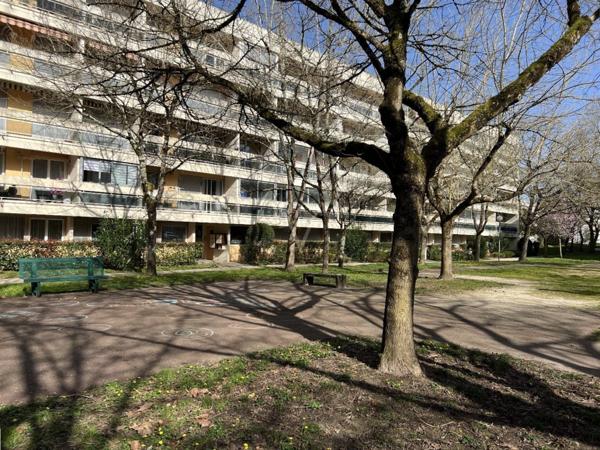 T5- 1er étage – 120 m² – Proximité immédiate tram et commerces