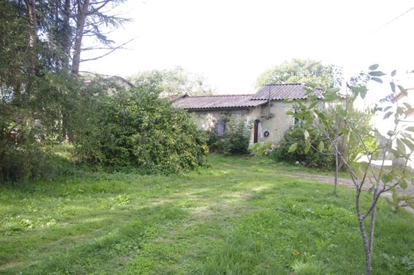 Maison en pierre à restaurer de 200 m², 8 pièces à aménager, terrain d'environ 3ha située au calme à vendre.