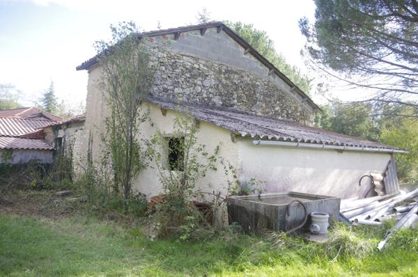 Maison en pierre à restaurer de 200 m², 8 pièces à aménager, terrain d'environ 3ha située au calme à vendre.