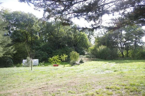 Maison en pierre à restaurer de 200 m², 8 pièces à aménager, terrain d'environ 3ha située au calme à vendre.