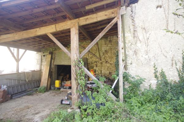 Maison en pierre à restaurer de 200 m², 8 pièces à aménager, terrain d'environ 3ha située au calme à vendre.