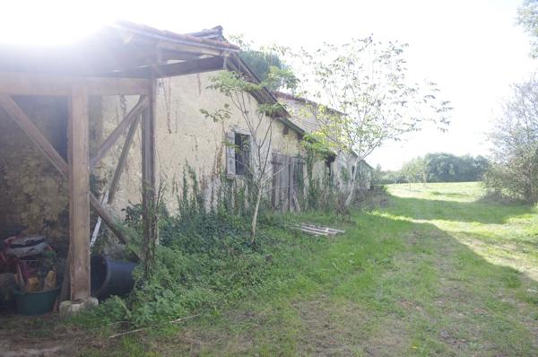 Maison en pierre à restaurer de 200 m², 8 pièces à aménager, terrain d'environ 3ha située au calme à vendre.