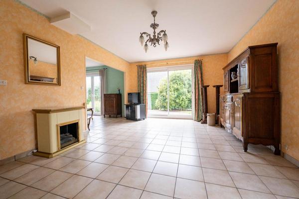 Maison 3 chambres avec beau jardin et sous-sol complet