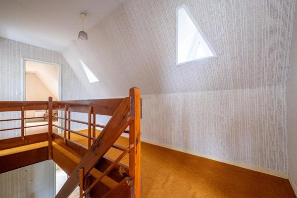 Maison 3 chambres avec beau jardin et sous-sol complet