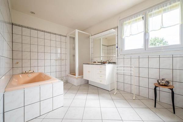 Maison 3 chambres avec beau jardin et sous-sol complet