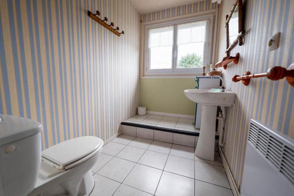 Maison 3 chambres avec beau jardin et sous-sol complet