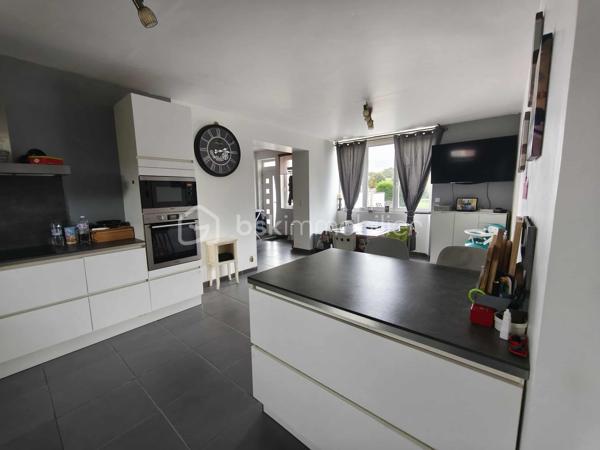 À vendre – Charmante maison rénovée à Balleroy-sur-Drôme – Terrain d’environ 1 200 m² environ 

Située dans un environnement calme et prisé, cette maison familiale offre de beaux volumes, une rénovation récente et des prestations appréciables pour un confort optimal.

Rez-de-chaussée 

Vous découvrirez :

Une entrée accueillante,

Une cuisine aménagée et équipée ouverte sur une salle à manger lumineuse,

Un grand salon,

Une chambre de plain-pied,

Un toilette indépendant.

Attenant à la cuisine : une arrière-cuisine aménagée offrant un accès direct à une cave.

Étage

Un palier dessert :

Deux chambres spacieuses,

Une salle de bain avec douche et baignoire,

Un bureau, pouvant servir de chambre supplémentaire selon vos besoins.

Étage supérieur

Un grenier isolé, parfait pour le stockage ou un futur aménagement.

Extérieur

Le bien repose sur un terrain d’environ 1 300 m² environ, dans un cadre agréable et verdoyant.
Une dépendance  complète l’ensemble, à réaménager selon vos envies (atelier, stockage, projet annexe…).

Points positifs à ne pas manquer

Rénovation récente,

Menuiseries en double vitrage,

Maison raccordée au tout-à-l’égout,

Chauffage  poêle à granulés et électrique,

Bonne performance énergétique.

Un bien rare sur le secteur, prêt à accueillir votre projet de vie. À visiter sans tarder !

 Mandataire immobilier à votre service !
Je vous accompagne dans vos projets de vente ou d’achat.
 Avis de valeur offert et sans engagement.
 Contactez-moi pour en savoir plus !