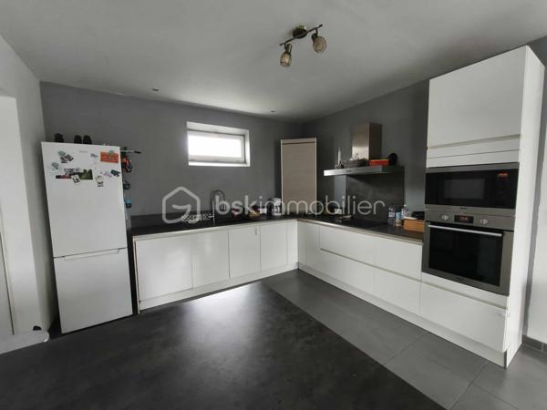 À vendre – Charmante maison rénovée à Balleroy-sur-Drôme – Terrain d’environ 1 200 m² environ 

Située dans un environnement calme et prisé, cette maison familiale offre de beaux volumes, une rénovation récente et des prestations appréciables pour un confort optimal.

Rez-de-chaussée 

Vous découvrirez :

Une entrée accueillante,

Une cuisine aménagée et équipée ouverte sur une salle à manger lumineuse,

Un grand salon,

Une chambre de plain-pied,

Un toilette indépendant.

Attenant à la cuisine : une arrière-cuisine aménagée offrant un accès direct à une cave.

Étage

Un palier dessert :

Deux chambres spacieuses,

Une salle de bain avec douche et baignoire,

Un bureau, pouvant servir de chambre supplémentaire selon vos besoins.

Étage supérieur

Un grenier isolé, parfait pour le stockage ou un futur aménagement.

Extérieur

Le bien repose sur un terrain d’environ 1 300 m² environ, dans un cadre agréable et verdoyant.
Une dépendance  complète l’ensemble, à réaménager selon vos envies (atelier, stockage, projet annexe…).

Points positifs à ne pas manquer

Rénovation récente,

Menuiseries en double vitrage,

Maison raccordée au tout-à-l’égout,

Chauffage  poêle à granulés et électrique,

Bonne performance énergétique.

Un bien rare sur le secteur, prêt à accueillir votre projet de vie. À visiter sans tarder !

 Mandataire immobilier à votre service !
Je vous accompagne dans vos projets de vente ou d’achat.
 Avis de valeur offert et sans engagement.
 Contactez-moi pour en savoir plus !