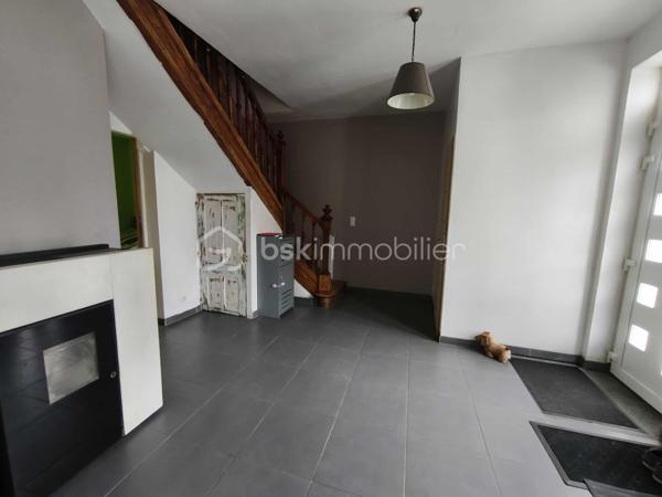 À vendre – Charmante maison rénovée à Balleroy-sur-Drôme – Terrain d’environ 1 200 m² environ 

Située dans un environnement calme et prisé, cette maison familiale offre de beaux volumes, une rénovation récente et des prestations appréciables pour un confort optimal.

Rez-de-chaussée 

Vous découvrirez :

Une entrée accueillante,

Une cuisine aménagée et équipée ouverte sur une salle à manger lumineuse,

Un grand salon,

Une chambre de plain-pied,

Un toilette indépendant.

Attenant à la cuisine : une arrière-cuisine aménagée offrant un accès direct à une cave.

Étage

Un palier dessert :

Deux chambres spacieuses,

Une salle de bain avec douche et baignoire,

Un bureau, pouvant servir de chambre supplémentaire selon vos besoins.

Étage supérieur

Un grenier isolé, parfait pour le stockage ou un futur aménagement.

Extérieur

Le bien repose sur un terrain d’environ 1 300 m² environ, dans un cadre agréable et verdoyant.
Une dépendance  complète l’ensemble, à réaménager selon vos envies (atelier, stockage, projet annexe…).

Points positifs à ne pas manquer

Rénovation récente,

Menuiseries en double vitrage,

Maison raccordée au tout-à-l’égout,

Chauffage  poêle à granulés et électrique,

Bonne performance énergétique.

Un bien rare sur le secteur, prêt à accueillir votre projet de vie. À visiter sans tarder !

 Mandataire immobilier à votre service !
Je vous accompagne dans vos projets de vente ou d’achat.
 Avis de valeur offert et sans engagement.
 Contactez-moi pour en savoir plus !