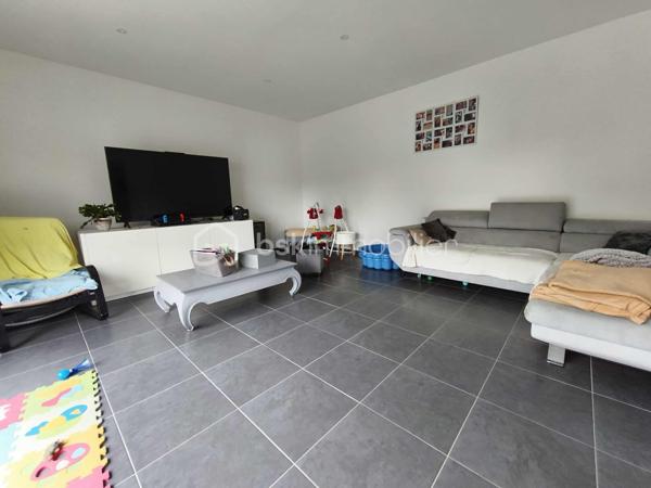 À vendre – Charmante maison rénovée à Balleroy-sur-Drôme – Terrain d’environ 1 200 m² environ 

Située dans un environnement calme et prisé, cette maison familiale offre de beaux volumes, une rénovation récente et des prestations appréciables pour un confort optimal.

Rez-de-chaussée 

Vous découvrirez :

Une entrée accueillante,

Une cuisine aménagée et équipée ouverte sur une salle à manger lumineuse,

Un grand salon,

Une chambre de plain-pied,

Un toilette indépendant.

Attenant à la cuisine : une arrière-cuisine aménagée offrant un accès direct à une cave.

Étage

Un palier dessert :

Deux chambres spacieuses,

Une salle de bain avec douche et baignoire,

Un bureau, pouvant servir de chambre supplémentaire selon vos besoins.

Étage supérieur

Un grenier isolé, parfait pour le stockage ou un futur aménagement.

Extérieur

Le bien repose sur un terrain d’environ 1 300 m² environ, dans un cadre agréable et verdoyant.
Une dépendance  complète l’ensemble, à réaménager selon vos envies (atelier, stockage, projet annexe…).

Points positifs à ne pas manquer

Rénovation récente,

Menuiseries en double vitrage,

Maison raccordée au tout-à-l’égout,

Chauffage  poêle à granulés et électrique,

Bonne performance énergétique.

Un bien rare sur le secteur, prêt à accueillir votre projet de vie. À visiter sans tarder !

 Mandataire immobilier à votre service !
Je vous accompagne dans vos projets de vente ou d’achat.
 Avis de valeur offert et sans engagement.
 Contactez-moi pour en savoir plus !