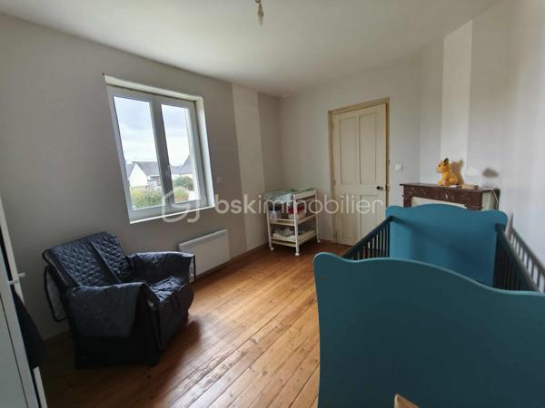 À vendre – Charmante maison rénovée à Balleroy-sur-Drôme – Terrain d’environ 1 200 m² environ 

Située dans un environnement calme et prisé, cette maison familiale offre de beaux volumes, une rénovation récente et des prestations appréciables pour un confort optimal.

Rez-de-chaussée 

Vous découvrirez :

Une entrée accueillante,

Une cuisine aménagée et équipée ouverte sur une salle à manger lumineuse,

Un grand salon,

Une chambre de plain-pied,

Un toilette indépendant.

Attenant à la cuisine : une arrière-cuisine aménagée offrant un accès direct à une cave.

Étage

Un palier dessert :

Deux chambres spacieuses,

Une salle de bain avec douche et baignoire,

Un bureau, pouvant servir de chambre supplémentaire selon vos besoins.

Étage supérieur

Un grenier isolé, parfait pour le stockage ou un futur aménagement.

Extérieur

Le bien repose sur un terrain d’environ 1 300 m² environ, dans un cadre agréable et verdoyant.
Une dépendance  complète l’ensemble, à réaménager selon vos envies (atelier, stockage, projet annexe…).

Points positifs à ne pas manquer

Rénovation récente,

Menuiseries en double vitrage,

Maison raccordée au tout-à-l’égout,

Chauffage  poêle à granulés et électrique,

Bonne performance énergétique.

Un bien rare sur le secteur, prêt à accueillir votre projet de vie. À visiter sans tarder !

 Mandataire immobilier à votre service !
Je vous accompagne dans vos projets de vente ou d’achat.
 Avis de valeur offert et sans engagement.
 Contactez-moi pour en savoir plus !
