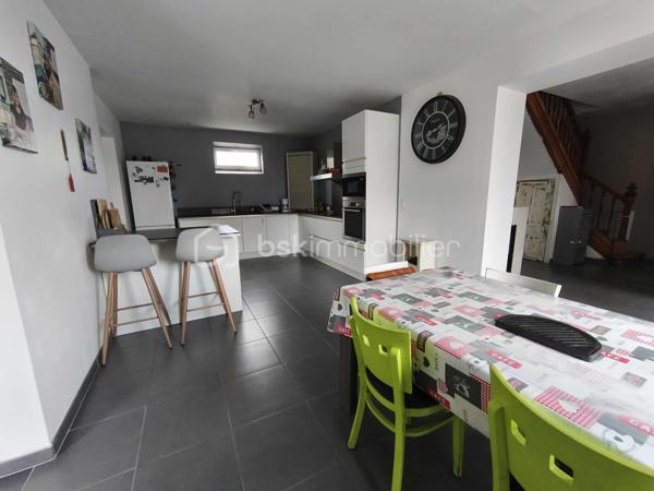 À vendre – Charmante maison rénovée à Balleroy-sur-Drôme – Terrain d’environ 1 200 m² environ 

Située dans un environnement calme et prisé, cette maison familiale offre de beaux volumes, une rénovation récente et des prestations appréciables pour un confort optimal.

Rez-de-chaussée 

Vous découvrirez :

Une entrée accueillante,

Une cuisine aménagée et équipée ouverte sur une salle à manger lumineuse,

Un grand salon,

Une chambre de plain-pied,

Un toilette indépendant.

Attenant à la cuisine : une arrière-cuisine aménagée offrant un accès direct à une cave.

Étage

Un palier dessert :

Deux chambres spacieuses,

Une salle de bain avec douche et baignoire,

Un bureau, pouvant servir de chambre supplémentaire selon vos besoins.

Étage supérieur

Un grenier isolé, parfait pour le stockage ou un futur aménagement.

Extérieur

Le bien repose sur un terrain d’environ 1 300 m² environ, dans un cadre agréable et verdoyant.
Une dépendance  complète l’ensemble, à réaménager selon vos envies (atelier, stockage, projet annexe…).

Points positifs à ne pas manquer

Rénovation récente,

Menuiseries en double vitrage,

Maison raccordée au tout-à-l’égout,

Chauffage  poêle à granulés et électrique,

Bonne performance énergétique.

Un bien rare sur le secteur, prêt à accueillir votre projet de vie. À visiter sans tarder !

 Mandataire immobilier à votre service !
Je vous accompagne dans vos projets de vente ou d’achat.
 Avis de valeur offert et sans engagement.
 Contactez-moi pour en savoir plus !