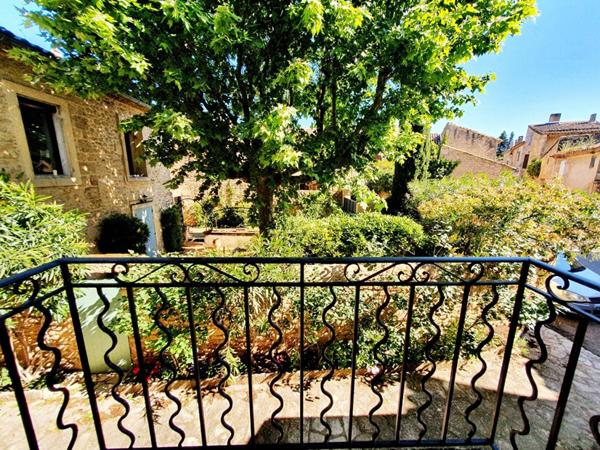 Maison de village en pierres avec terrasses