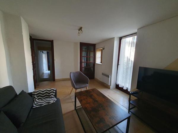 Maison de village en pierres avec terrasses