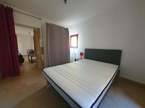 Maison de village en pierres avec terrasses