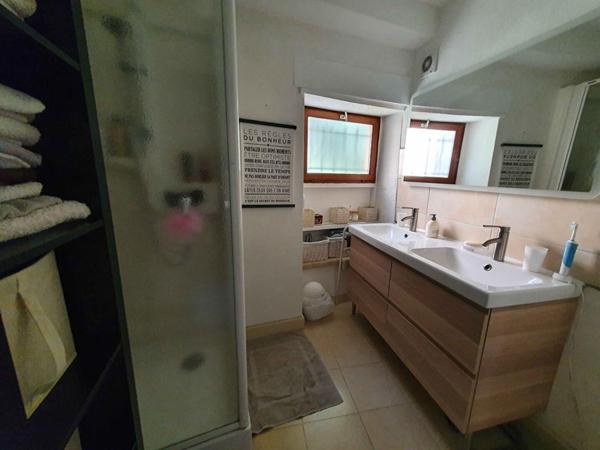 Maison de village en pierres avec terrasses