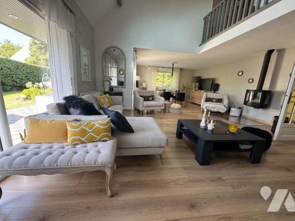 A VENDRE - BATZ SUR MER - PROCHE BOURG - TRES BELLE PROPRIETE RENOVEE DANS UN JOLI CADRE DE VER...