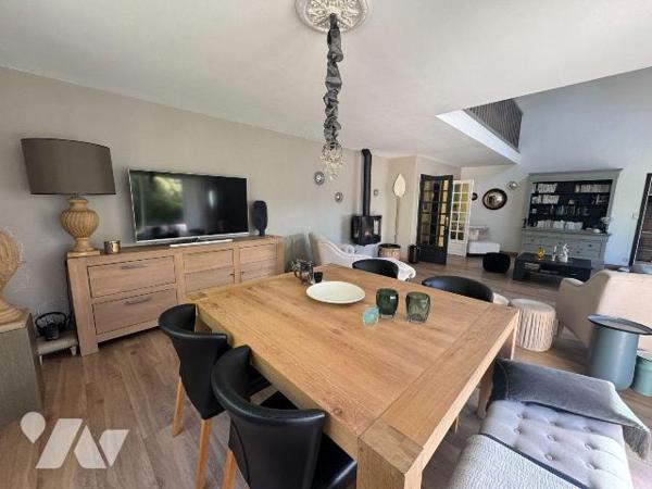 A VENDRE - BATZ SUR MER - PROCHE BOURG - TRES BELLE PROPRIETE RENOVEE DANS UN JOLI CADRE DE VER...