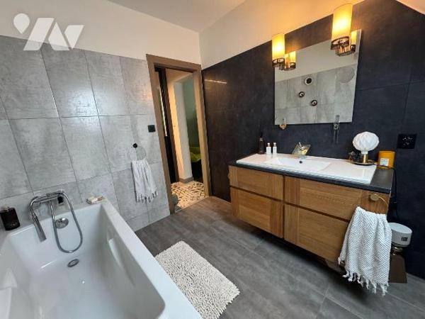 A VENDRE - BATZ SUR MER - PROCHE BOURG - TRES BELLE PROPRIETE RENOVEE DANS UN JOLI CADRE DE VER...