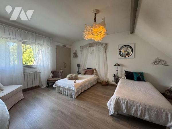 A VENDRE - BATZ SUR MER - PROCHE BOURG - TRES BELLE PROPRIETE RENOVEE DANS UN JOLI CADRE DE VER...