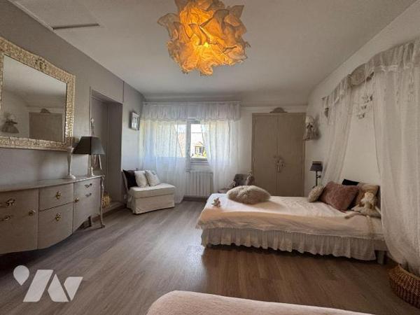 A VENDRE - BATZ SUR MER - PROCHE BOURG - TRES BELLE PROPRIETE RENOVEE DANS UN JOLI CADRE DE VER...