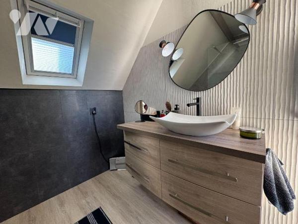 A VENDRE - BATZ SUR MER - PROCHE BOURG - TRES BELLE PROPRIETE RENOVEE DANS UN JOLI CADRE DE VER...