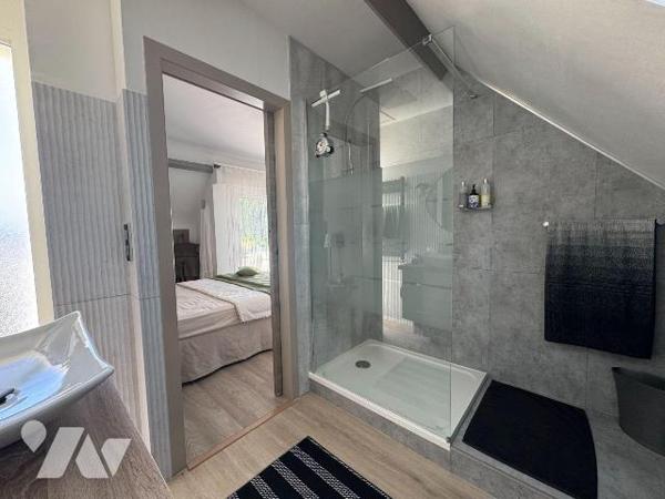 A VENDRE - BATZ SUR MER - PROCHE BOURG - TRES BELLE PROPRIETE RENOVEE DANS UN JOLI CADRE DE VER...