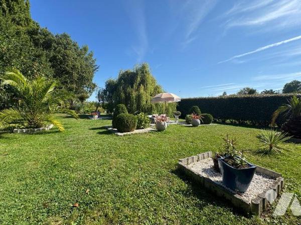 A VENDRE - BATZ SUR MER - PROCHE BOURG - TRES BELLE PROPRIETE RENOVEE DANS UN JOLI CADRE DE VER...