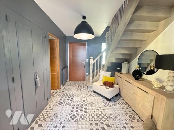 A VENDRE - BATZ SUR MER - PROCHE BOURG - TRES BELLE PROPRIETE RENOVEE DANS UN JOLI CADRE DE VER...