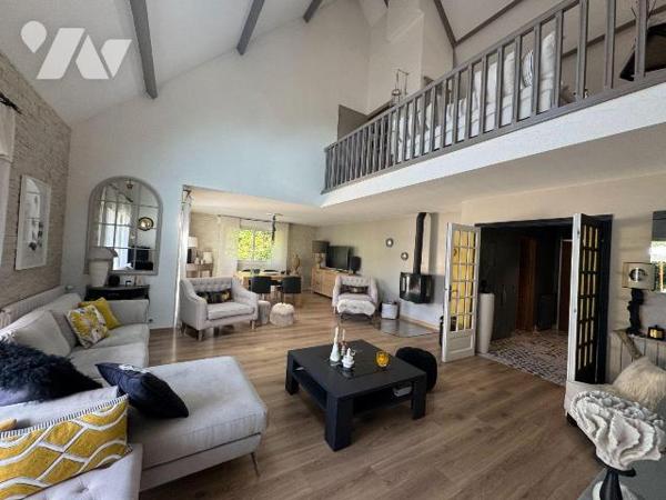 A VENDRE - BATZ SUR MER - PROCHE BOURG - TRES BELLE PROPRIETE RENOVEE DANS UN JOLI CADRE DE VER...