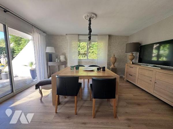 A VENDRE - BATZ SUR MER - PROCHE BOURG - TRES BELLE PROPRIETE RENOVEE DANS UN JOLI CADRE DE VER...