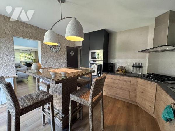 A VENDRE - BATZ SUR MER - PROCHE BOURG - TRES BELLE PROPRIETE RENOVEE DANS UN JOLI CADRE DE VER...