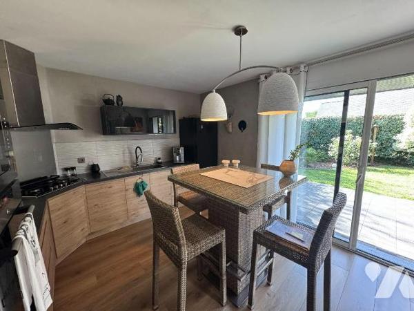 A VENDRE - BATZ SUR MER - PROCHE BOURG - TRES BELLE PROPRIETE RENOVEE DANS UN JOLI CADRE DE VER...