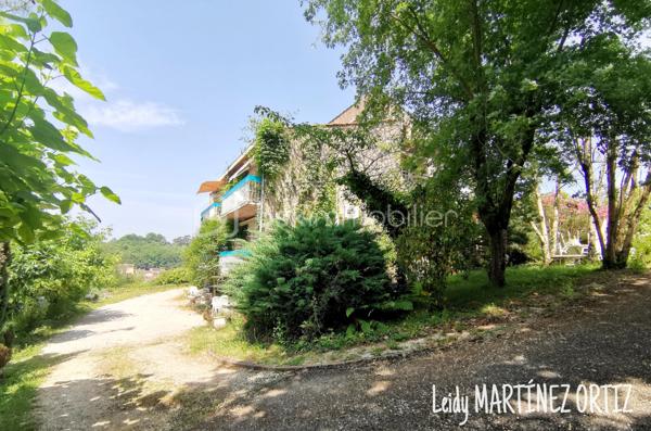 Résidence de tourisme avec excellente rentabilité – Barbotan-les-Thermes
À quelques pas de la station thermale de Barbotan-les-Thermes, découvrez une opportunité d'investissement rare alliant charme, sérénité et rentabilité immédiate.
Implantée sur un magnifique terrain arboré et parfaitement entretenu d'environ 3 500 m², cette résidence de tourisme est composée de 11 logements meublés, climatisés et classés 2 et 3 étoiles, chacun bénéficiant d'une terrasse ou d'un balcon. Un véritable havre de paix apprécié par une clientèle fidèle de curistes.
Une activité rentable dès l'acquisition
Chiffre d'affaires moyen d'environ 65 000 € par an.
Revenus immédiats grâce à un locataire à l'année (bail renouvelable) générant 500 € de loyer mensuel.
Une clientèle de curistes fidèle qui renouvelle ses réservations chaque saison.
Des réservations déjà confirmées pour la saison 2027, vous assurant une visibilité sur l'activité à venir.
Composition de la résidence
8 appartements d'environ 30 m².
2 appartements de 23 m² et 25 m².
1 studio.
Une agréable salle de vie commune.
Les atouts de la propriété
Résidence au calme, à seulement quelques mètres des thermes.
Piscine.
Parking privé ombragé.
Terrasses fleuries.
Terrain paysager d'environ 3 500 m².
Buanderie.
Chaufferie.
Espace barbecue.
La résidence est vendue entièrement meublée, prête à être exploitée sans délai.
Vous recherchez un investissement rentable dans un secteur touristique dynamique ou souhaitez développer une activité d'hébergement de qualité ? Cette propriété réunit tous les atouts pour concrétiser votre projet.
Pour tout renseignement complémentaire ou pour organiser une visite, contactez-moi :
Laetitia Martinez Ortiz
📞 07 84 42 09 05
✉️ l.martinezortiz@bskimmobilier.com