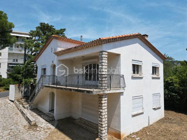 Situé sur la commune de Sète, ville portuaire et balnéaire bordant la mer Méditerranée, cet appartement se trouve dans le quartier emblématique de la Corniche, à seulement 5 minutes à pied des plages et de toutes les commodités.

Au premier étage d’une petite copropriété de seulement deux lots, venez découvrir ce charmant T3 bénéficiant d’une terrasse d’environ 30 m², exposée plein sud, avec une agréable vue sur la mer.

L’appartement se compose d’une spacieuse pièce de vie avec cuisine ouverte, donnant directement sur la terrasse, de deux grandes chambres avec placards, d’une salle d’eau ainsi que d’un WC indépendant.

Afin de vous permettre de créer un intérieur à votre image, les plans, les estimations de travaux ainsi que des propositions d’aménagements en 3D seront mis à votre disposition.

Les espaces sont modulables et il est également possible d’aménager une troisième chambre selon vos besoins.

N’hésitez pas à me contacter pour obtenir davantage d’informations ou organiser une visite.