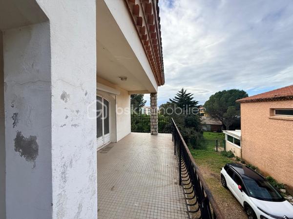 Situé sur la commune de Sète, ville portuaire et balnéaire bordant la mer Méditerranée, cet appartement se trouve dans le quartier emblématique de la Corniche, à seulement 5 minutes à pied des plages et de toutes les commodités.

Au premier étage d’une petite copropriété de seulement deux lots, venez découvrir ce charmant T3 bénéficiant d’une terrasse d’environ 30 m², exposée plein sud, avec une agréable vue sur la mer.

L’appartement se compose d’une spacieuse pièce de vie avec cuisine ouverte, donnant directement sur la terrasse, de deux grandes chambres avec placards, d’une salle d’eau ainsi que d’un WC indépendant.

Afin de vous permettre de créer un intérieur à votre image, les plans, les estimations de travaux ainsi que des propositions d’aménagements en 3D seront mis à votre disposition.

Les espaces sont modulables et il est également possible d’aménager une troisième chambre selon vos besoins.

N’hésitez pas à me contacter pour obtenir davantage d’informations ou organiser une visite.